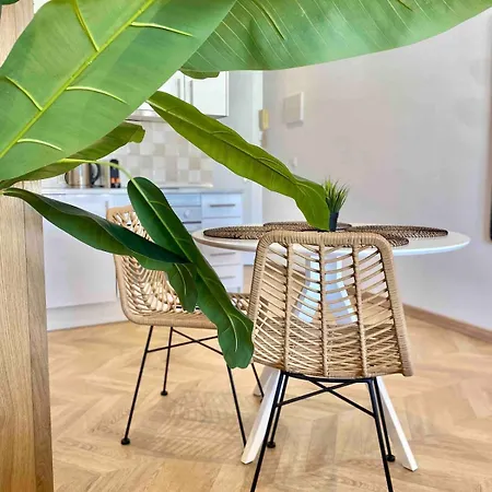 Renovated With Communal Pool & Close To Lejlighed