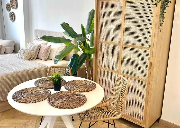 Renovated With Communal Pool & Close To Lejlighed