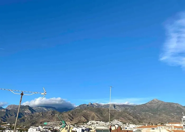 Renovated With Communal Pool & Close To *