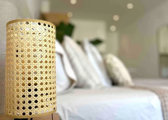 Renovated With Communal Pool & Close To Lejlighed