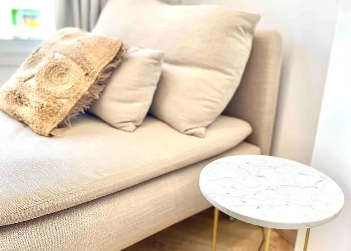 Renovated With Communal Pool & Close To Lejlighed *