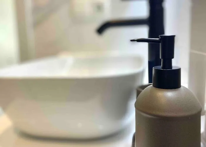 Renovated With Communal Pool & Close To Lejlighed