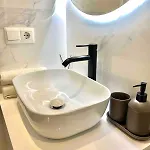 Renovated With Communal Pool & Close To 네르하