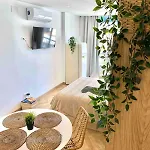 Renovated With Communal Pool & Close To 네르하