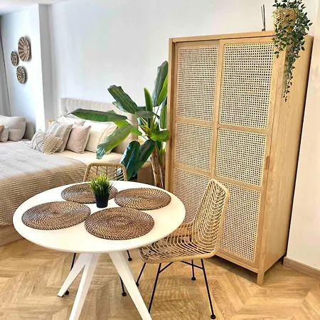 Renovated With Communal Pool & Close To Apartmán