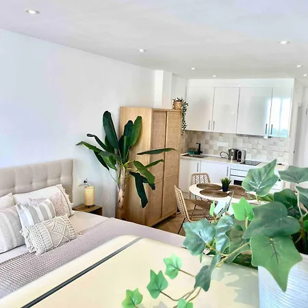 Renovated With Communal Pool & Close To Apartmán *