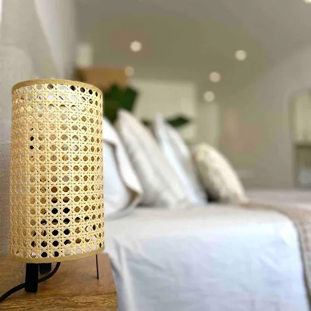 Renovated With Communal Pool & Close To Apartmán