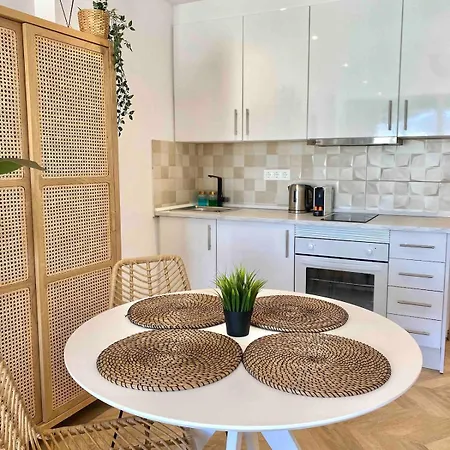 Apartmán Renovated With Communal Pool & Close To