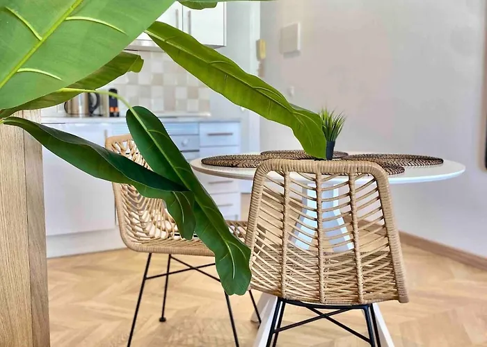 Renovated With Communal Pool & Close To Апартаменты