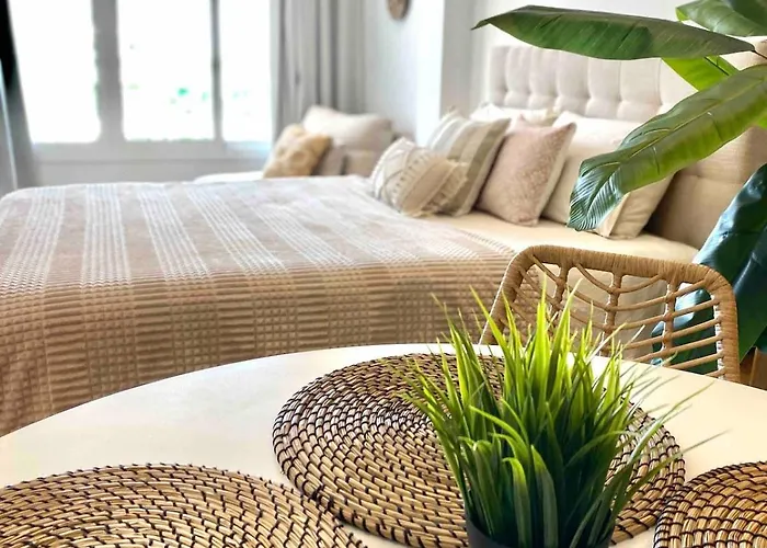 Renovated With Communal Pool & Close To Апартаменты