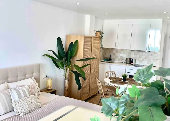 Renovated With Communal Pool & Close To Апартаменты *