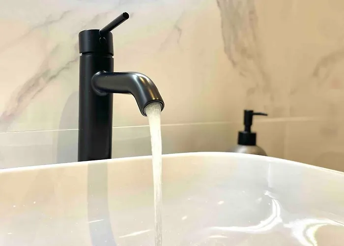 Renovated With Communal Pool & Close To Апартаменты Нерха