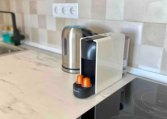 Renovated With Communal Pool & Close To Апартаменты *