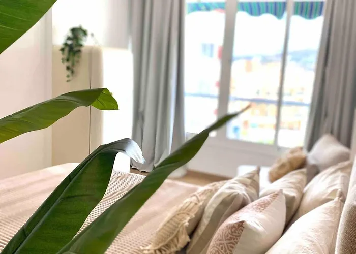 Renovated With Communal Pool & Close To Апартаменты