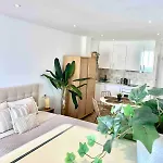 Renovated With Communal Pool & Close To Daire *